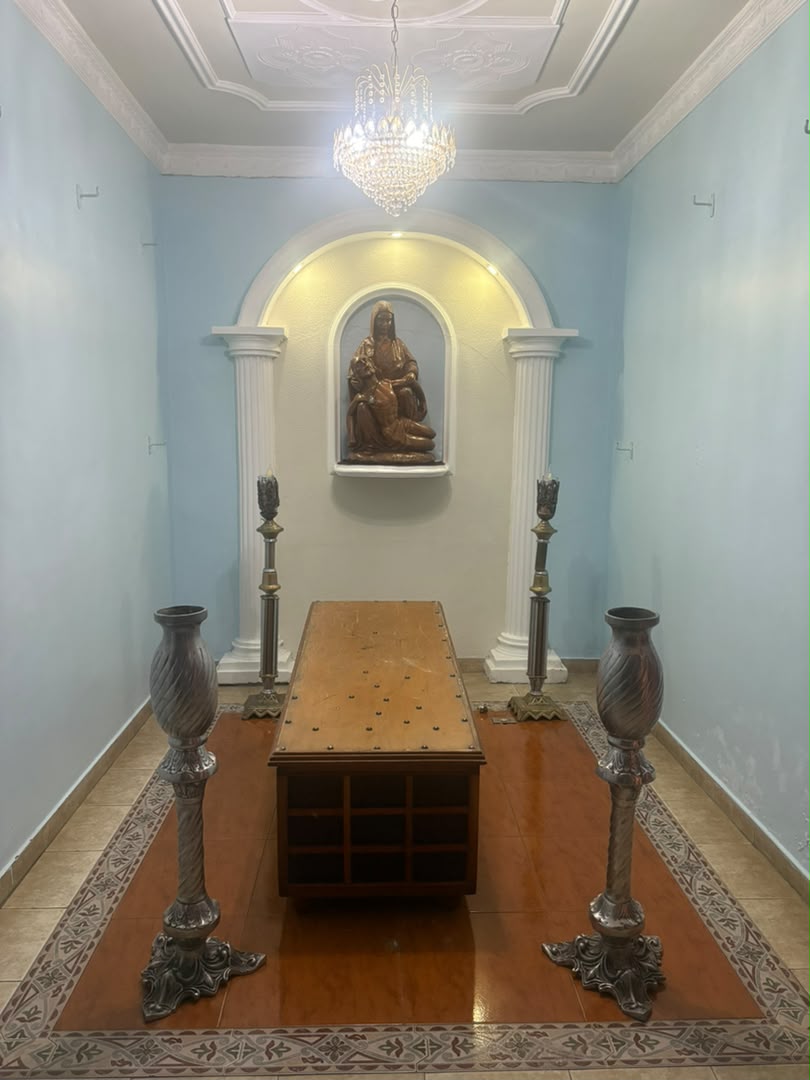 Capilla interna con escultura de la Pietà bajo araña de cristal