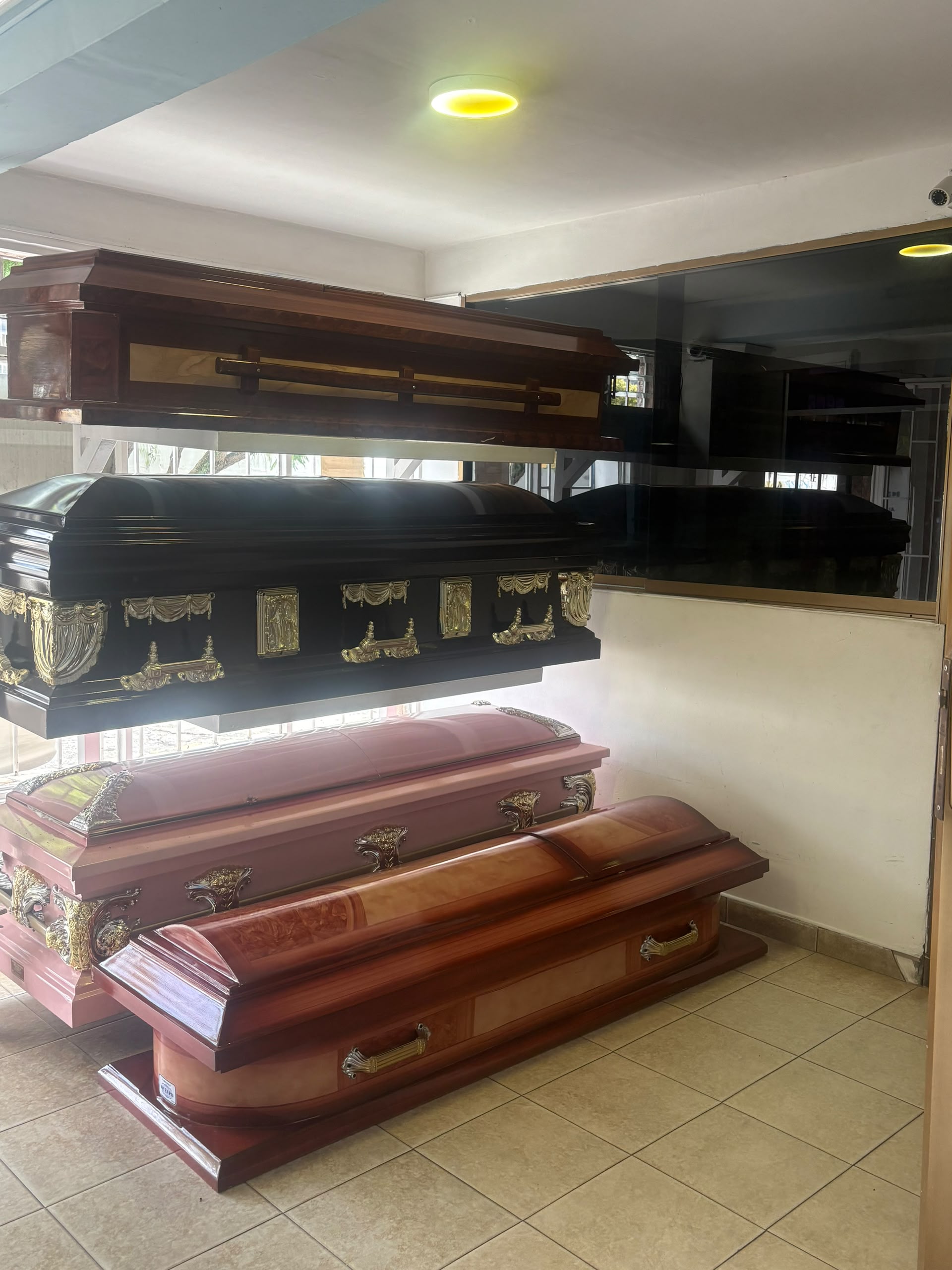 Cofres premium en madera fina y detalles dorados del catálogo de Servicios Especiales La Paz