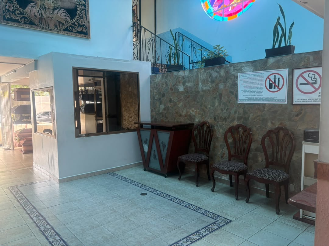 Lobby principal de Servicios Especiales La Paz con vitral colorido y escalera interior