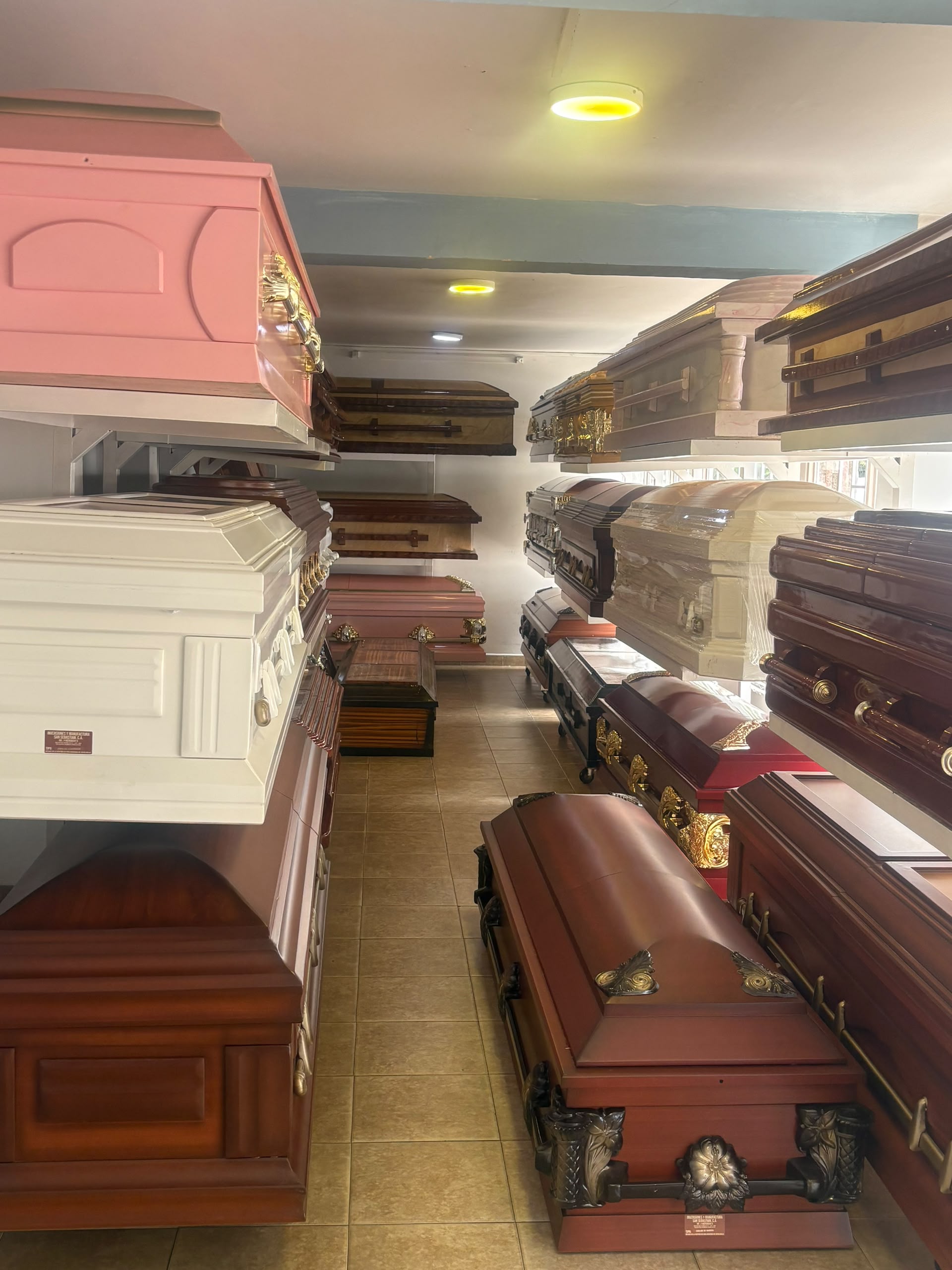 Showroom de cofres mortuorios de Servicios Especiales La Paz con variedad de modelos